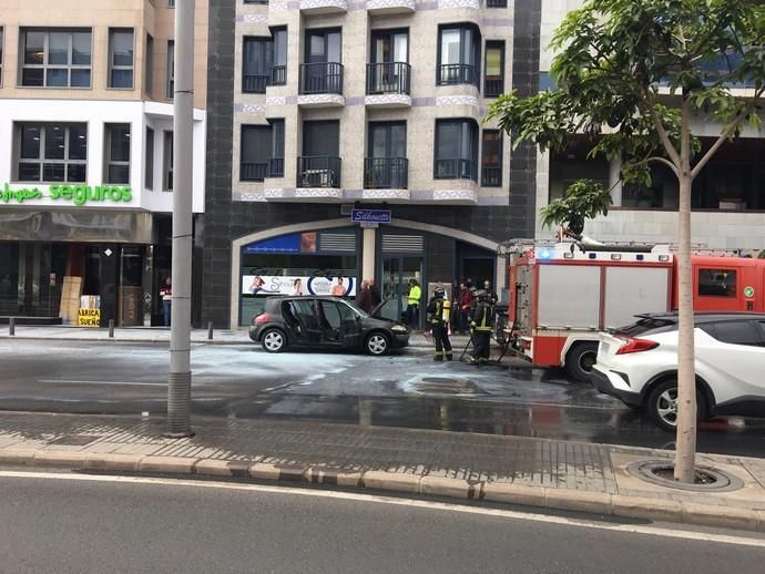 Arde un coche en la calle Venegas.