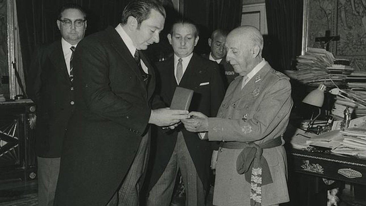 El presidente Agustí Montal entrega a Francisco Franco la medalla de oro del FC Barcelona