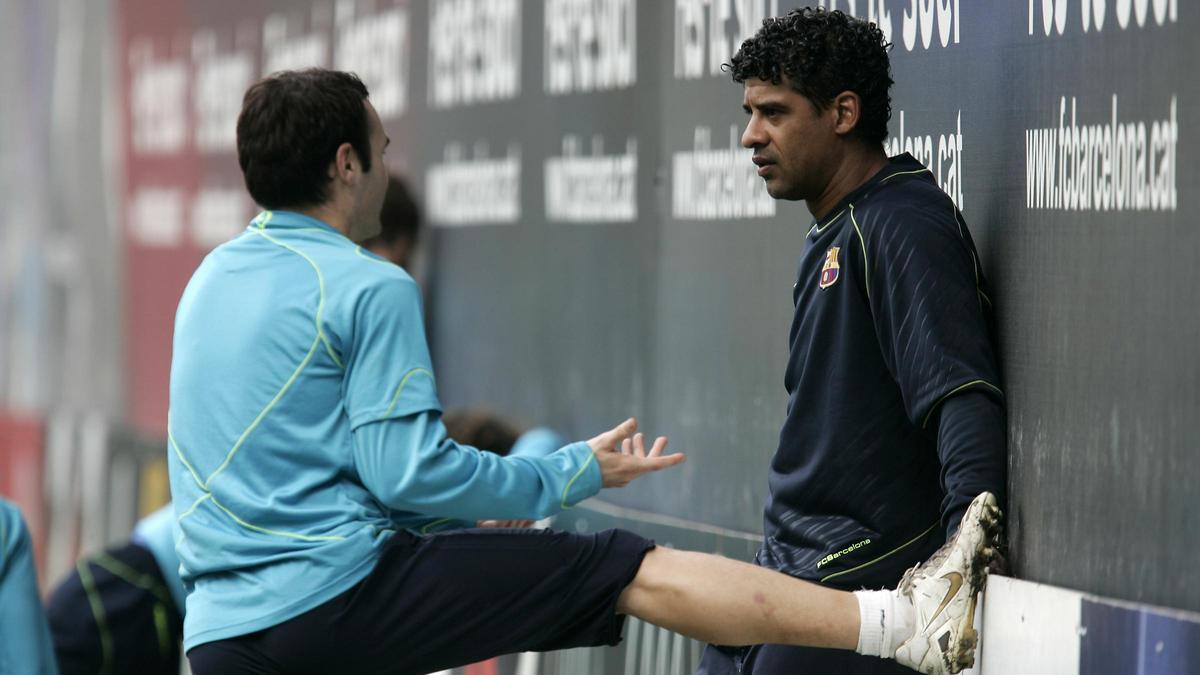 Iniesta y Rijkaard hablan en un entrenamiento del Barça en enero de 2008.