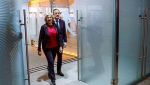 El presidente del Real Madrid, Florentino Pérez, y la alcaldesa de Madrid, Manuela Carmena (i), durante la presentación de la reforma del estadio Santiago Bernabéu, este martes, en Madrid.