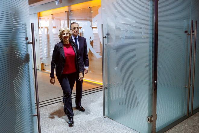 El presidente del Real Madrid, Florentino Pérez, y la alcaldesa de Madrid, Manuela Carmena (i), durante la presentación de la reforma del estadio Santiago Bernabéu, este martes, en Madrid.