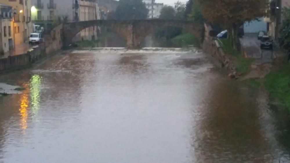 Així de ple passa el riu Daró, avui divendres, per la Bisbal d'Empordà