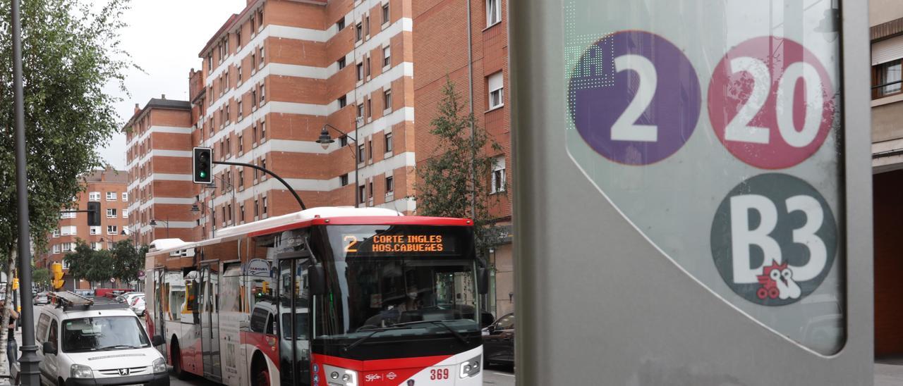 Autobús municipal en la para Río Nalón, en la carretera del Obispo.