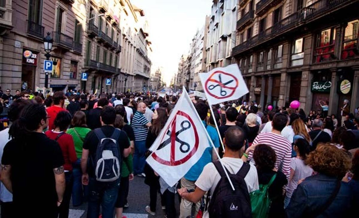 La protesta contra les retallades socials i a favor d’un canvi polític ha baixat per la Via Laietana.