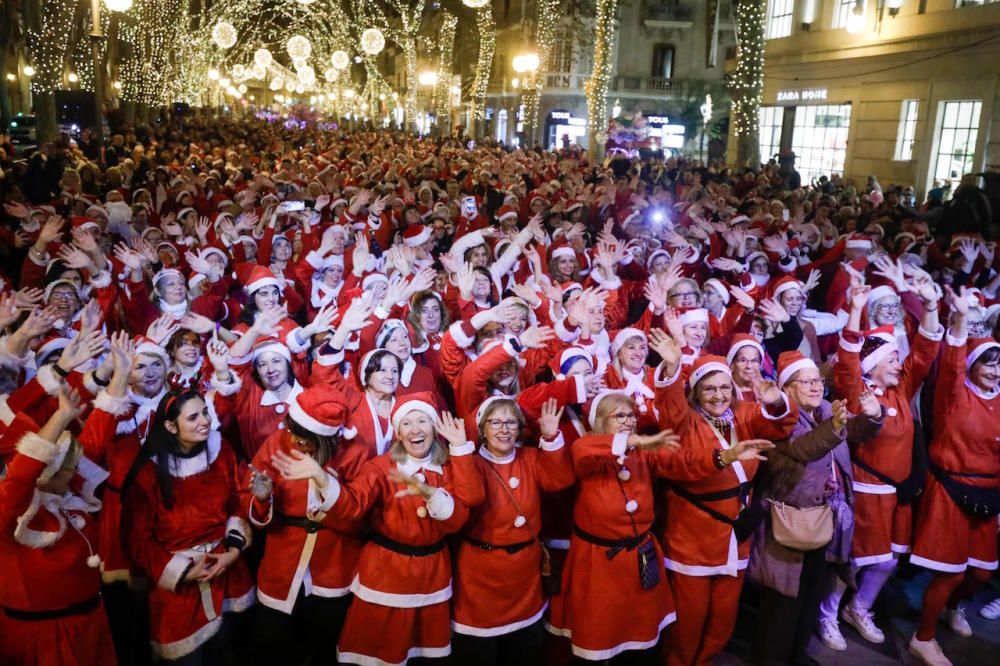 Más de 1.200 Papás Noel bailan en línea en el Born de Palma