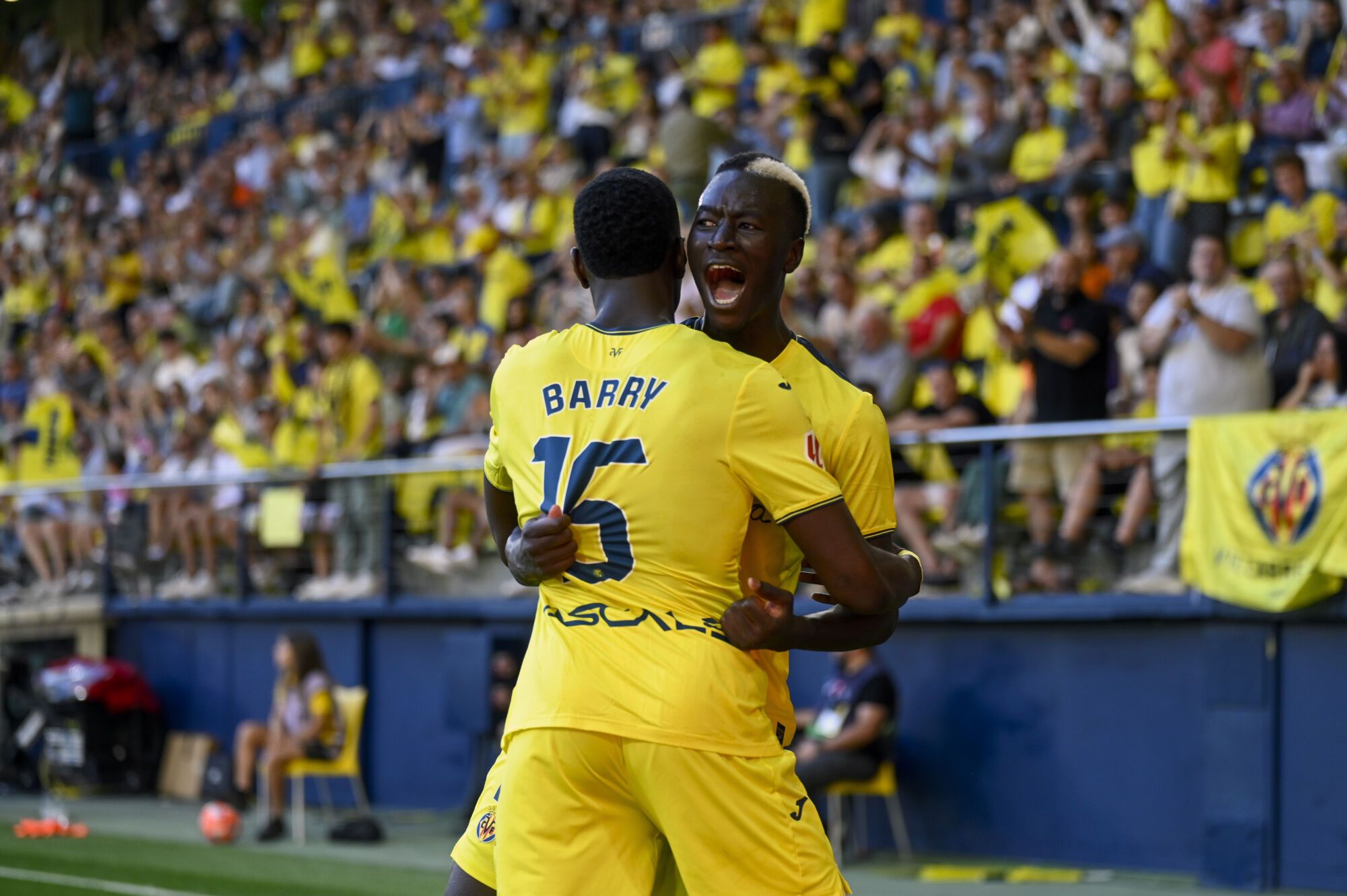 VILLARREAL (CASTELLÓN), 25/05/2025.- El centrocampista del Villarreal Pape Gueye celebra tras anotar el cuarto gol del equipo este domingo, durante el partido de la jornada 38 de LaLiga EA Sports, que Villarreal y Sevilla disputan en el Estadio de la Cerámica. EFE/ Andreu Esteban