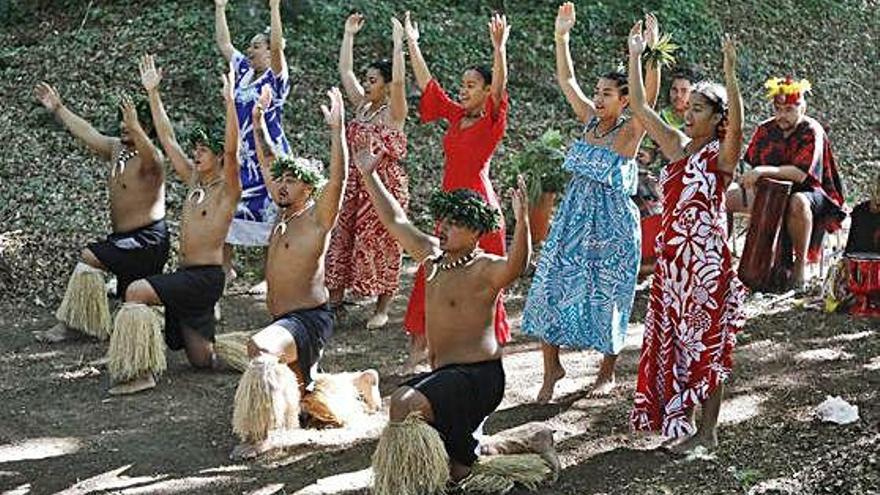 La companyia Hei Show Tamure balla les danses Ori de Tahití.
