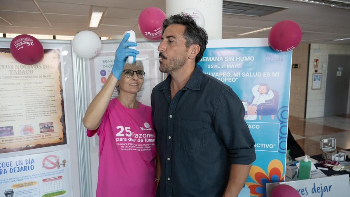 Un ciudadano se somete a una prueba para conocer su capacidad pulmonar.