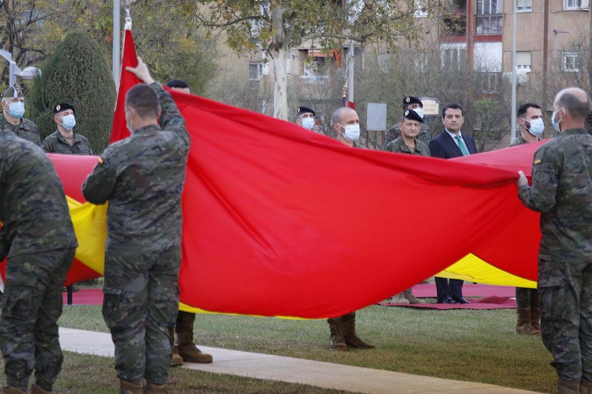 Izado de l bandera de España en Córdoba