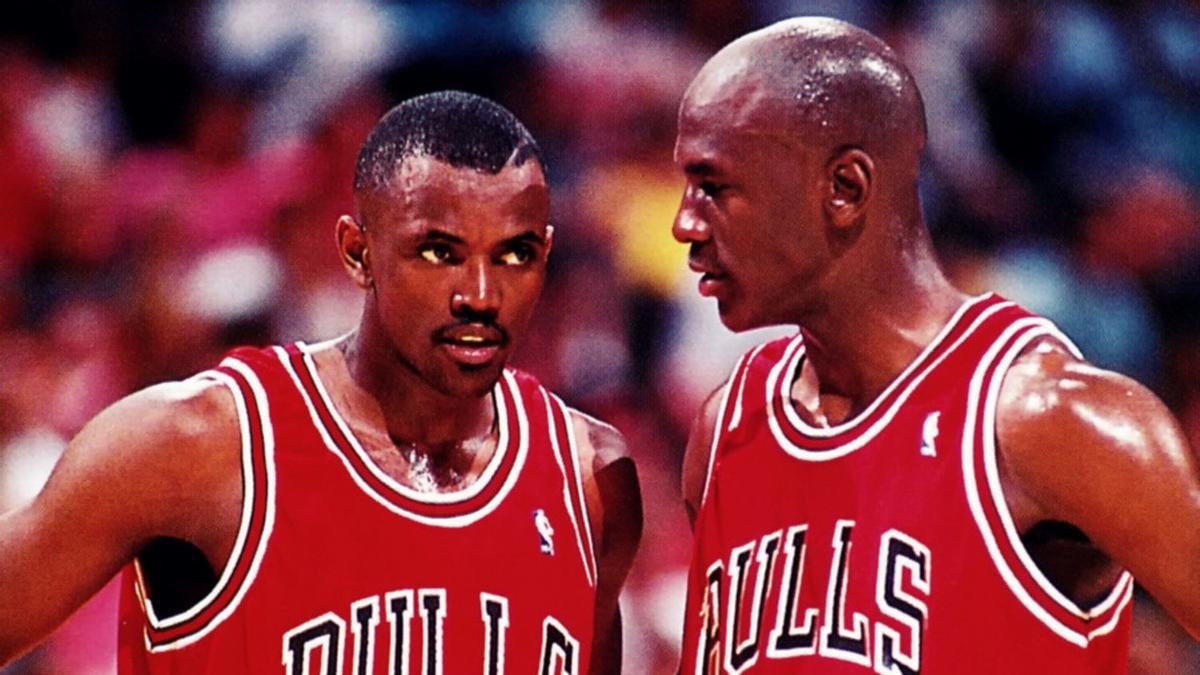 Craig Hodges y Michael Jordan conversan durante un partido.