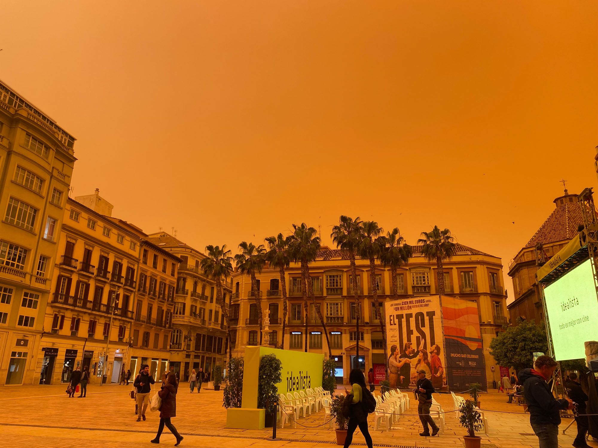 El cielo, teñido de naranja o casi rojo, desde distintos puntos del Centro de Málaga.