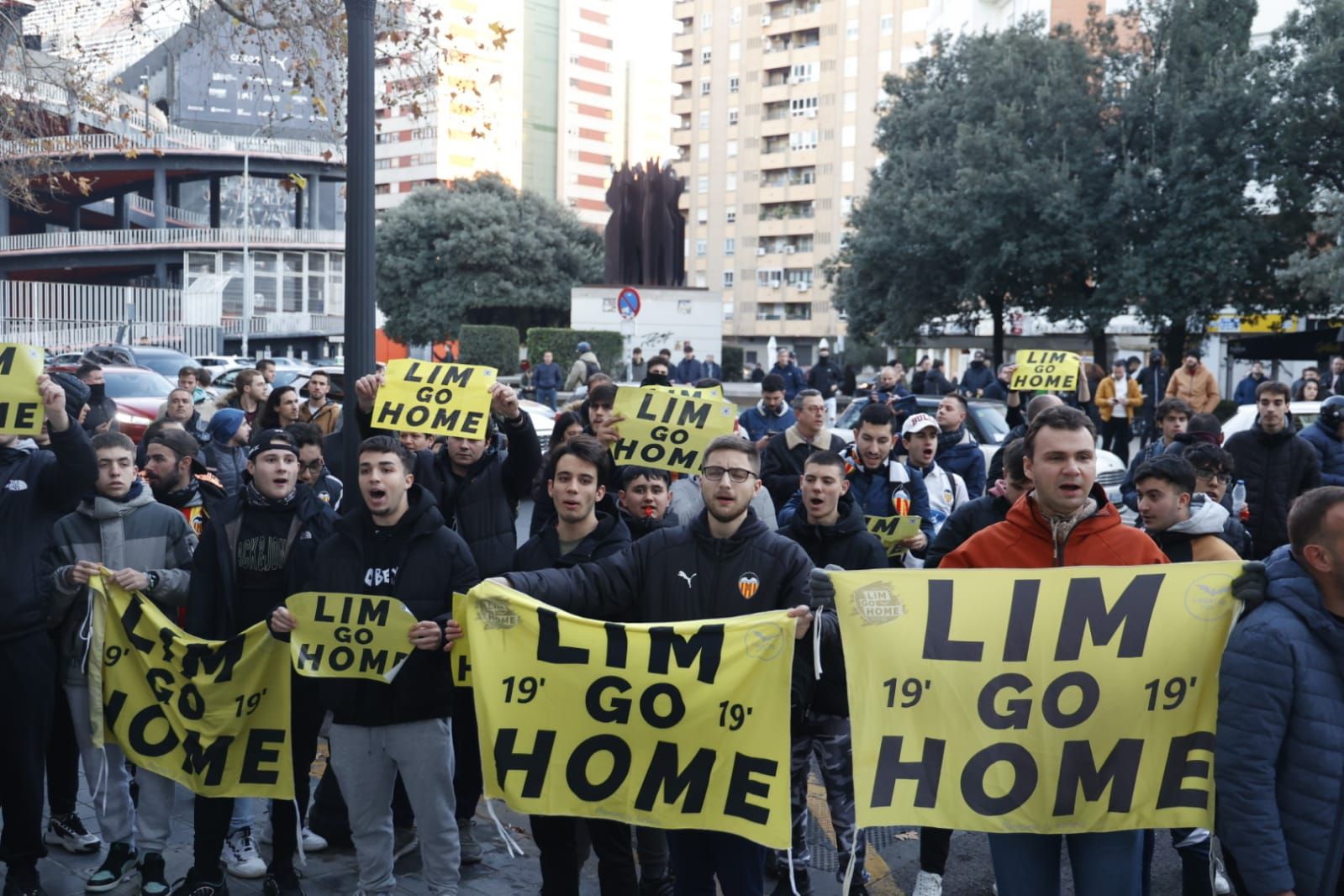 Más de 300 valencianistas protestan contra la gestión de Meriton en las oficinas del Valencia CF