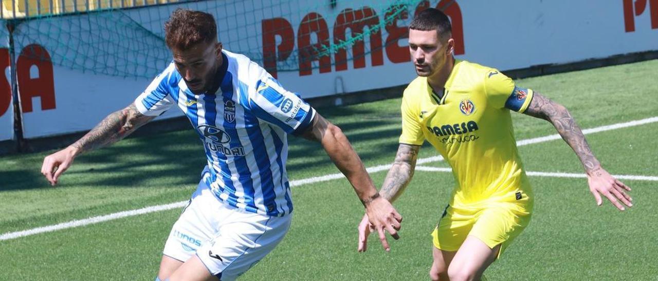 Dioni protege el balón ante la presión de un defensor del Villarreal B.