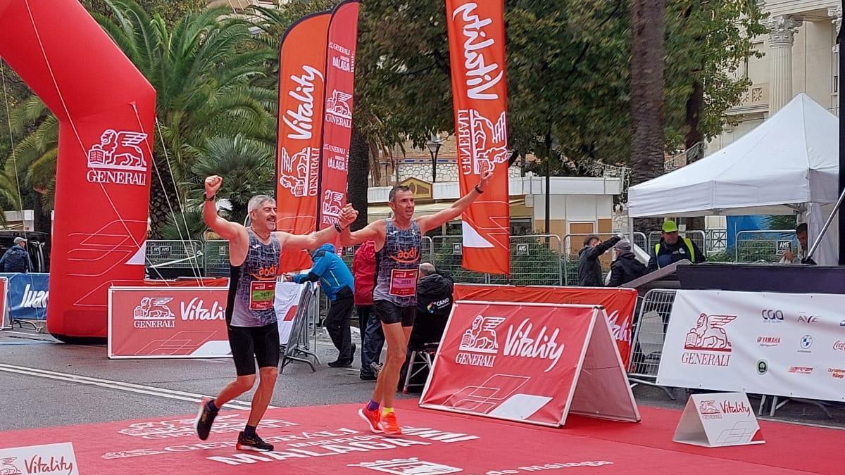 Los dos guardias civiles de Alicante entrando en la meta de la maratón de Málaga.