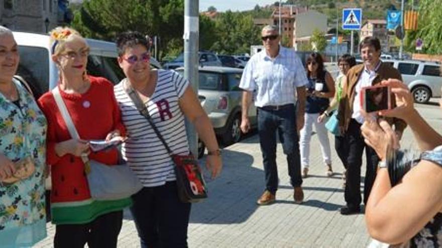 Unes veïnes de Sallent es fan fotos amb Karmele Marchante (al centre) a Sallent, avui, observades pel polític local Jordi Moltó (amb jaqueta beig)