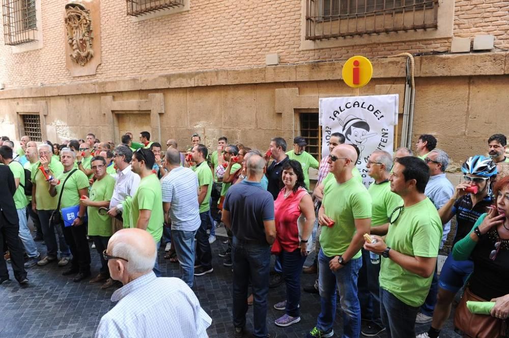 Pleno municipal con protesta