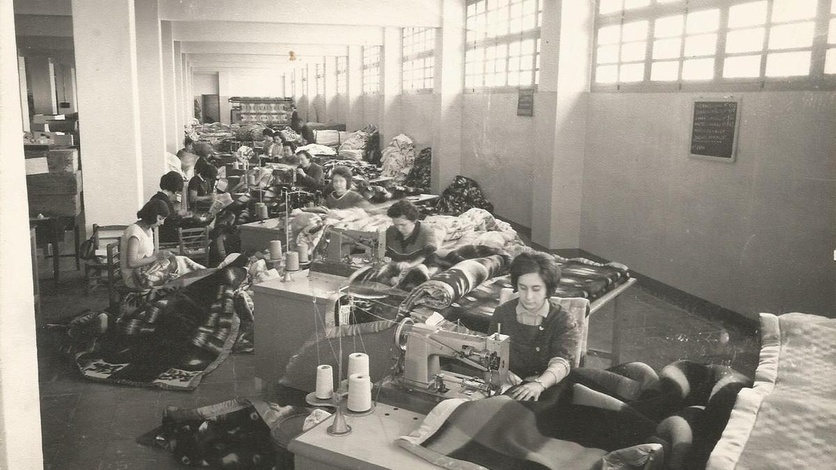 Mujeres en la fábrica de Industrias Reunidas Jordà.
