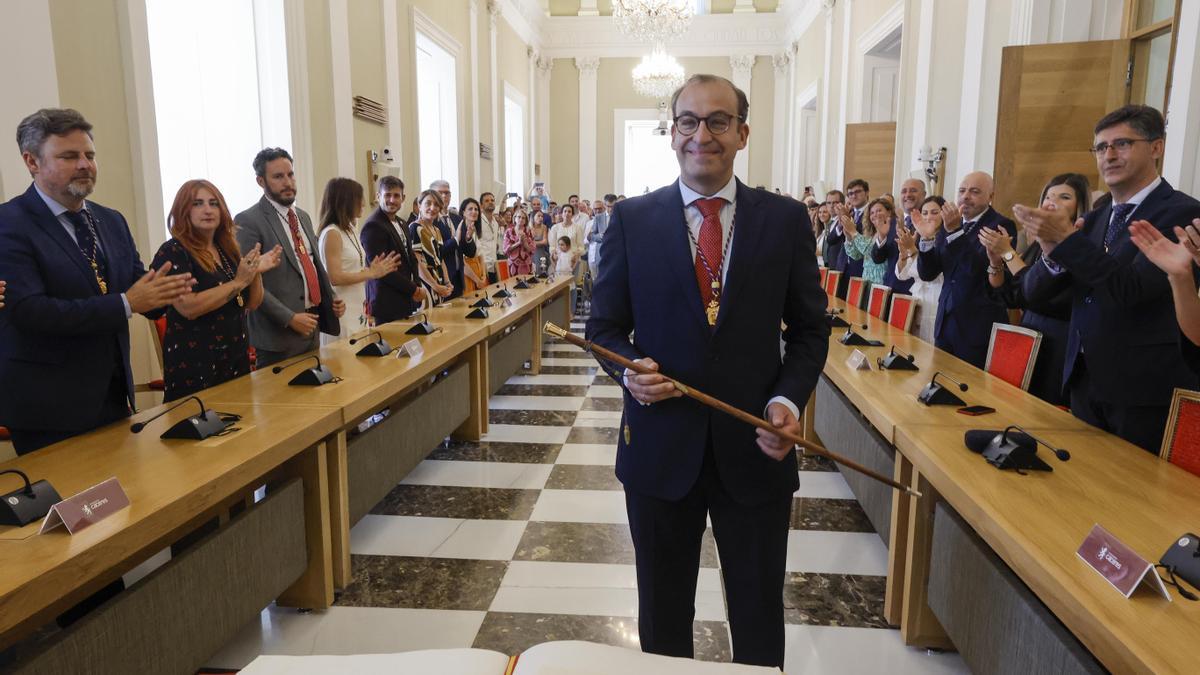 Toma de posesión de la nueva corporación municipal deL Ayuntamiento de Cáceres, en la que Rafael Mateos es el Alcalde.