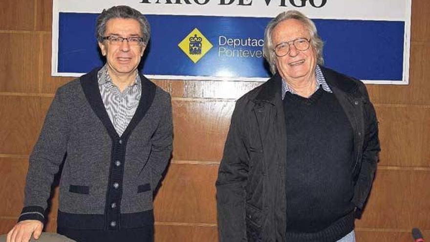 Vázquez-Figueroa (dcha.) fue presentado por Estro Montaña, profesor de Lengua y Literatura.  // R. Grobas