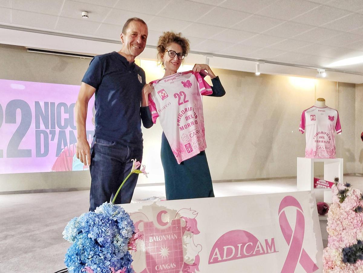 Quique Domínguez y Loli Hermelo con la camiseta de Nicolo D'Antino.
