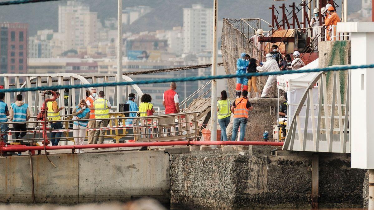 Llegada, hoy, al puerto de Las Palmas de Gran Canaria de los supervivientes que rescató el carguero &#039;Ever Grace&#039;, / ÁNGEL MEDINA / EFE