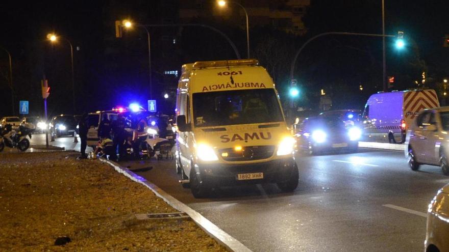 Una ambulancia, durante una intervención por un accidente de tráfico, en una imagen de archivo.