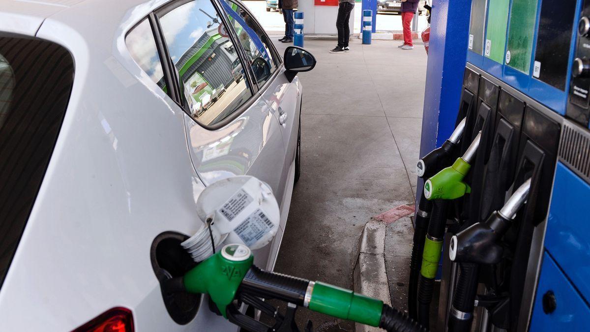 Un conductor pone gasolina en su coche.