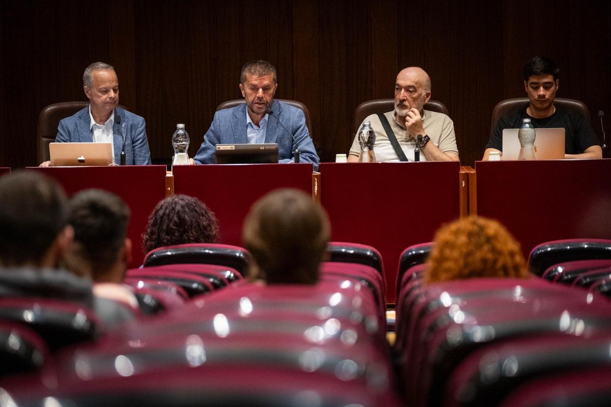 "Vergüenza" en la ULL: los estudiantes protestan para mantener los exámenes de julio "Vergüenza" en la ULL: los estudiantes protestan para mantener los exámenes de julio