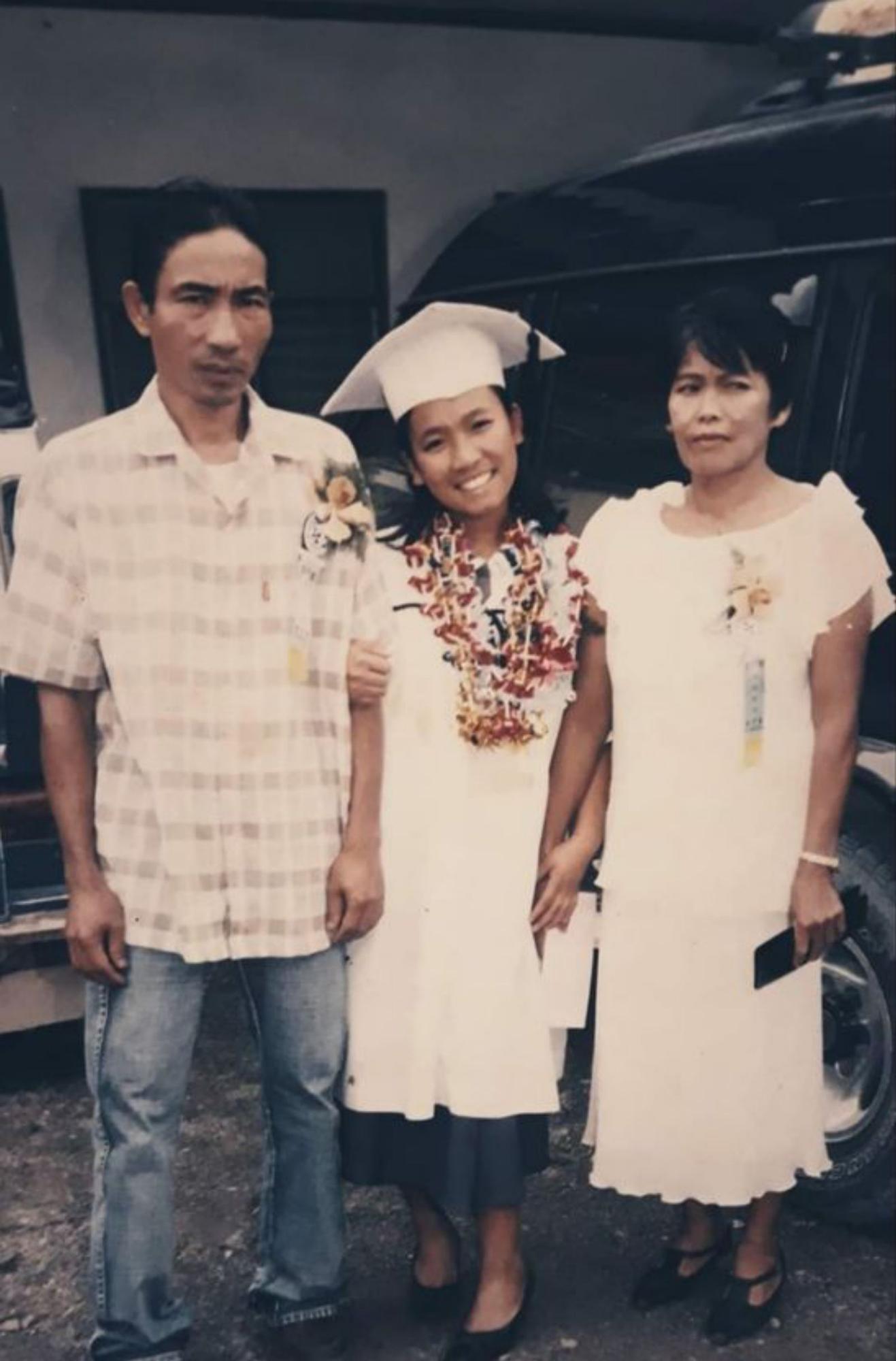 Joy mit ihren Eltern bei ihrer Highschool-Abschlussfeier.