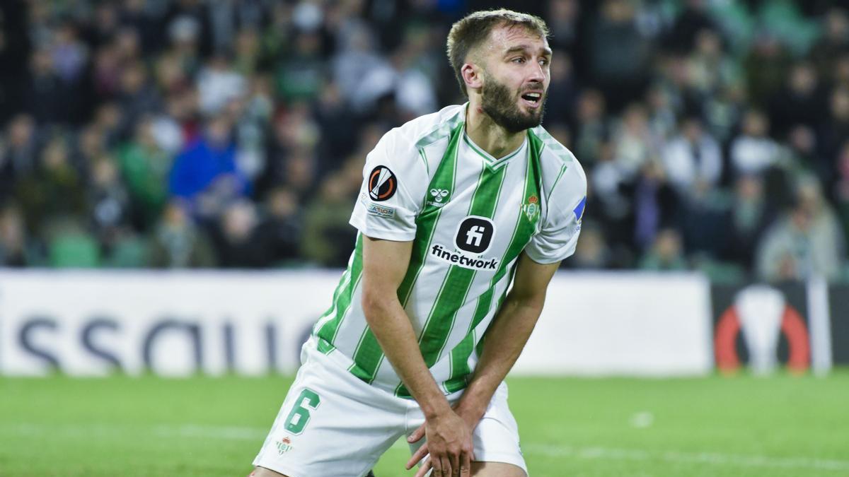 Germán Pezzella, del Real Betis, se lamenta durante el encuentro correspondiente a la fase de grupos de la Liga Europa que disputan hoy jueves Betis y Rangers en el estadio Benito Villamarín, en Sevilla.