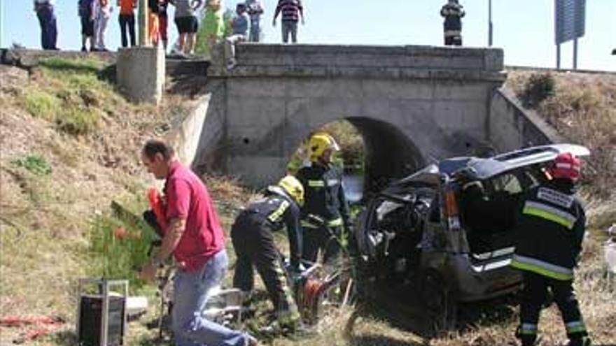 Un camión y un turismo chocan en la EX-109 junto a Portezuelo