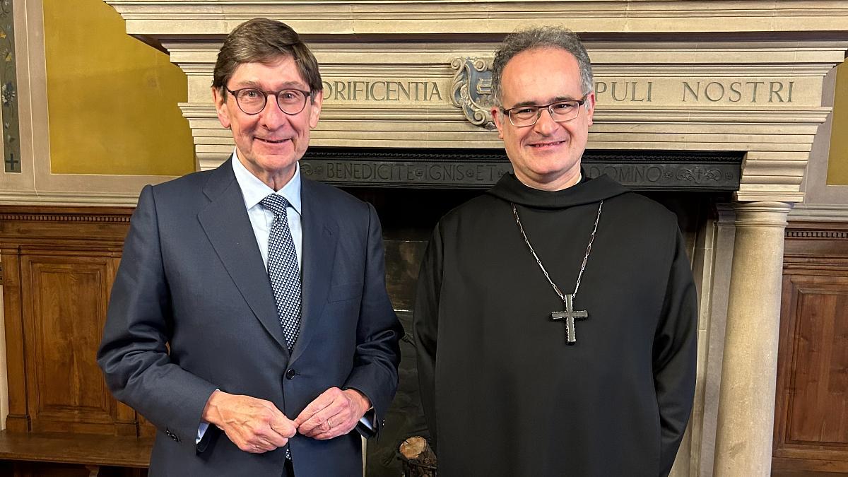 El presidente de CaixaBank, José Ignacio Goirigolzarri, y el abad del Monasterio de Montserrat, Manel Gasch.