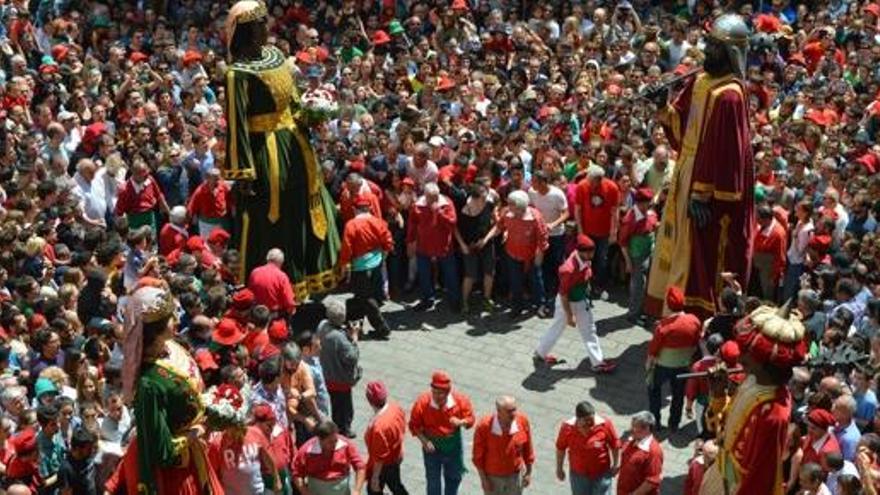 Ball dels geganst a la Patum de lluïment de diumenge de Corpus del 2016