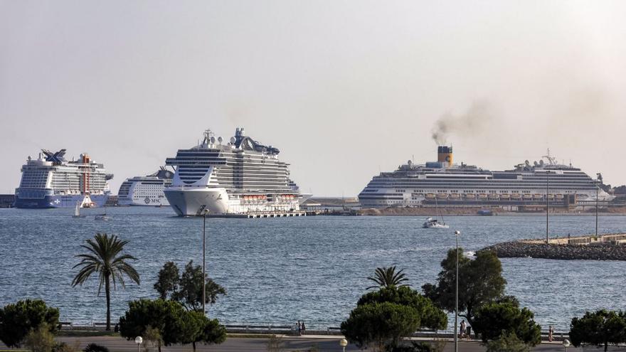 Acumulación de cruceros turísticos en Palma, este año.