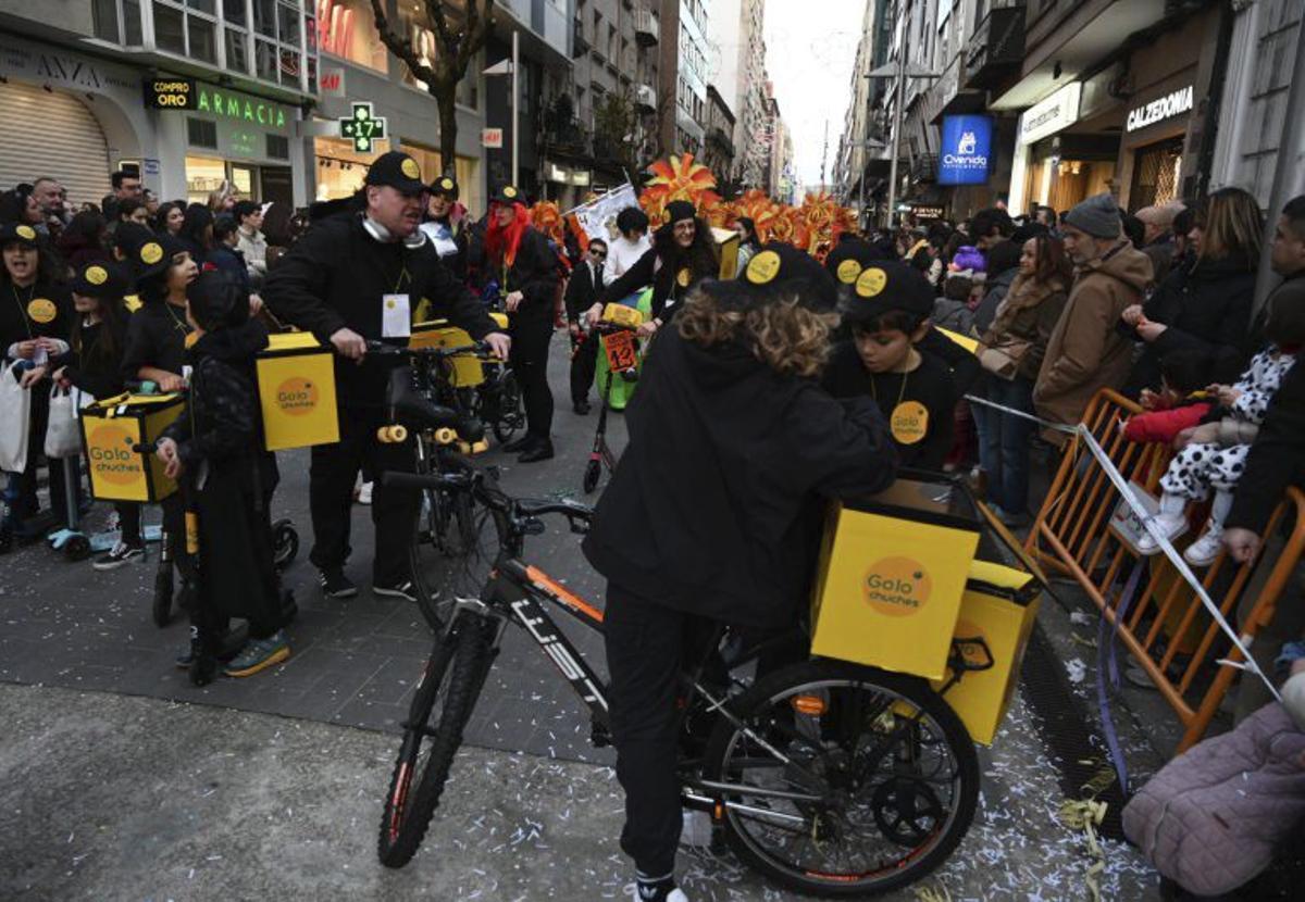 No faltaron los riders en bicis y patinetes. | RAFA VÁZQUEZ