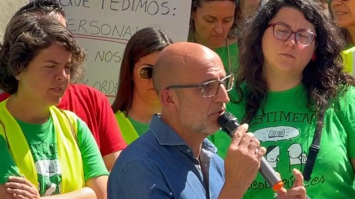 Concentración de profesores y maestros en la plaza de la Constitución de Torrevieja donde han reclamado la presencia del alcalde y el concejal de Educación
