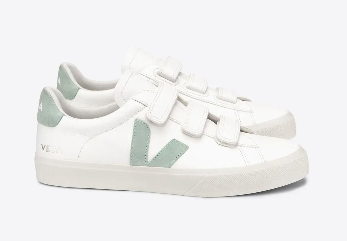 Zapatillas de piel con velcro de Veja en blanco y verde
