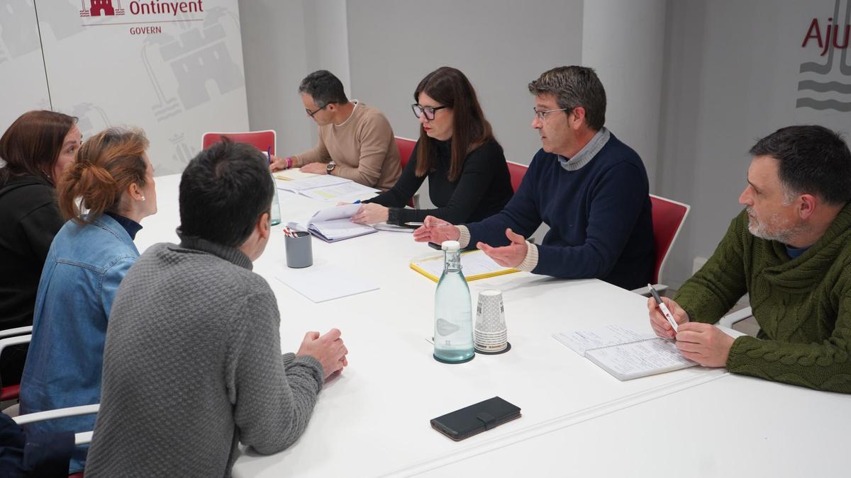 El alcalde Rodríguez y los regidores Oscar Borrell, Paula Soler y Ferran Gandia, reunidos con la asociación Inclou-Tea.