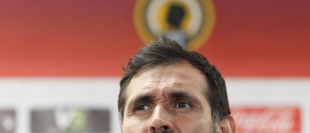 El técnico del Hércules, Jesús Muñoz, durante una comparecencia de prensa en el Rico Pérez.