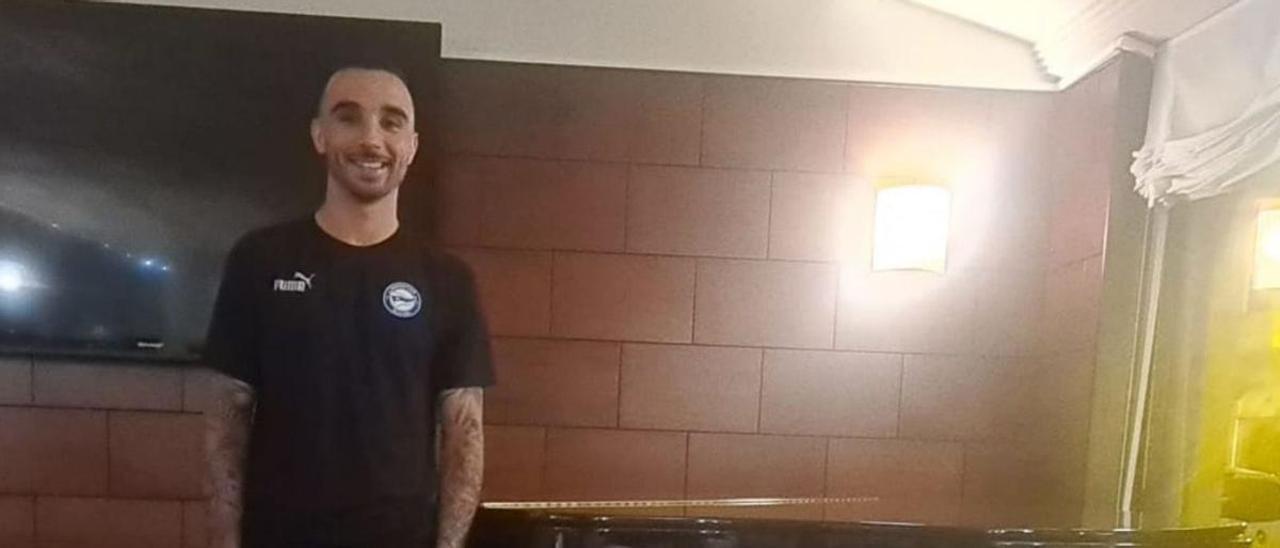 Rober González posa ayer en uno de los salones del Hotel Silken Vitoria con la camiseta del Deportivo Alavés.