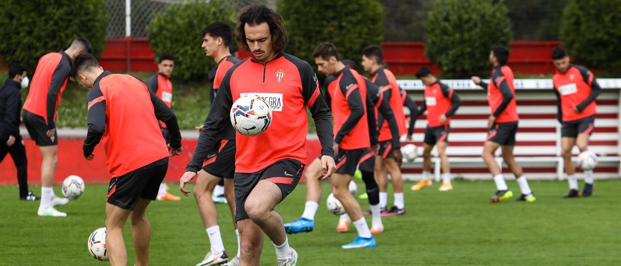 Un entrenamiento en la Escuela de Fútbol de Mareo