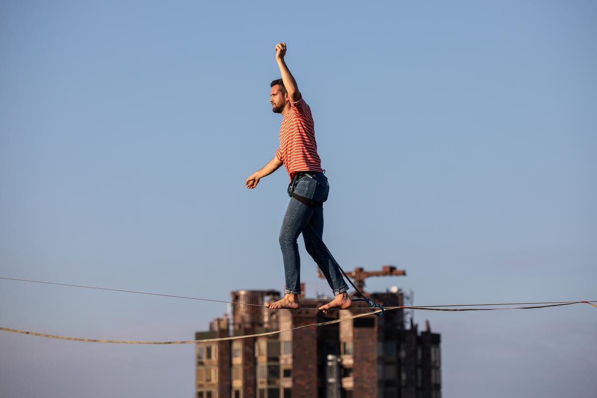 Nathan Paulin, el mejor funambulista del mundo, cruza Barcelona a 70 metros de altura