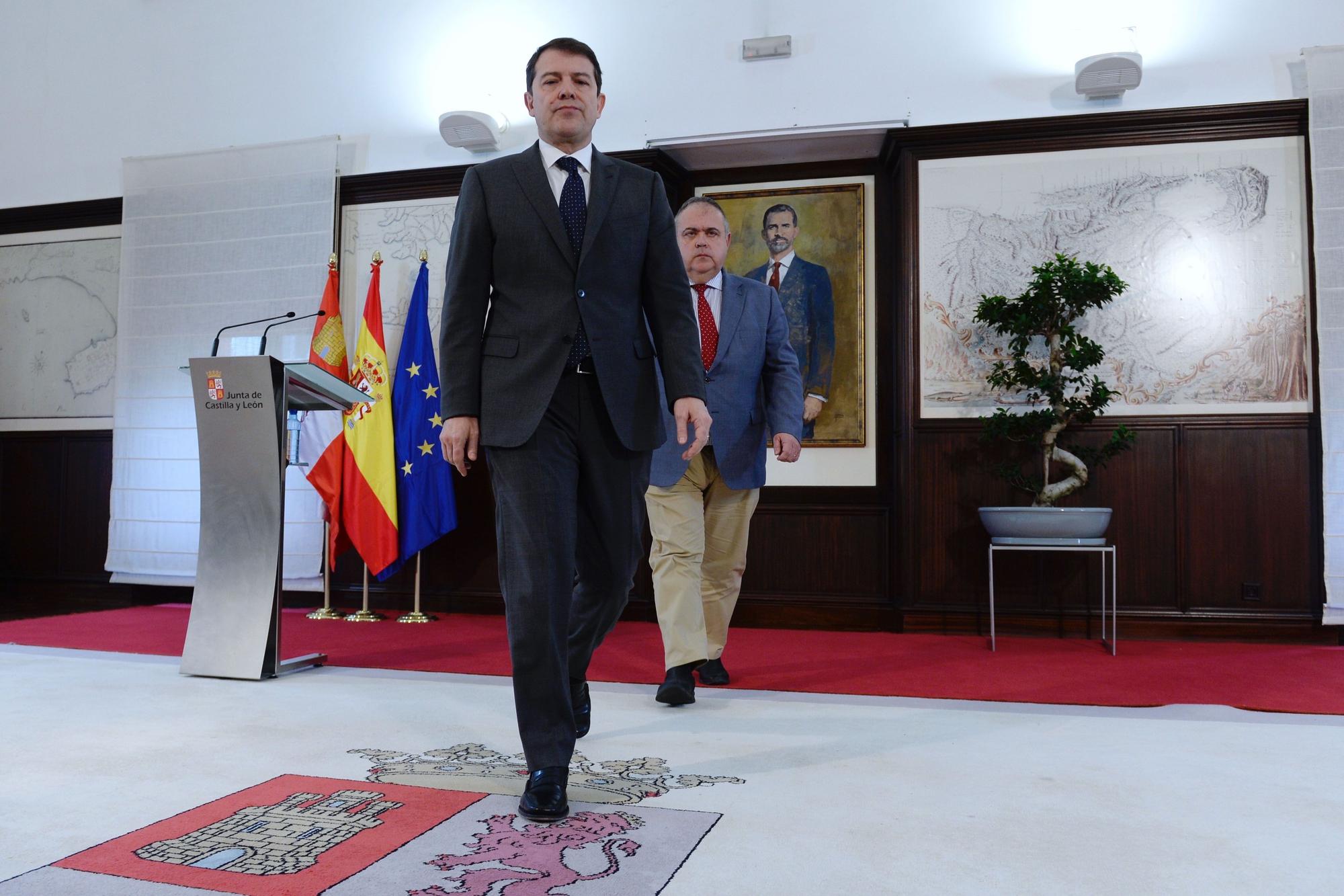 El presidente de la Junta de Castilla y León, Alfonso Fernández Mañueco (i), junto al consejero de Sanidad, Alejandro Vázquez (d).