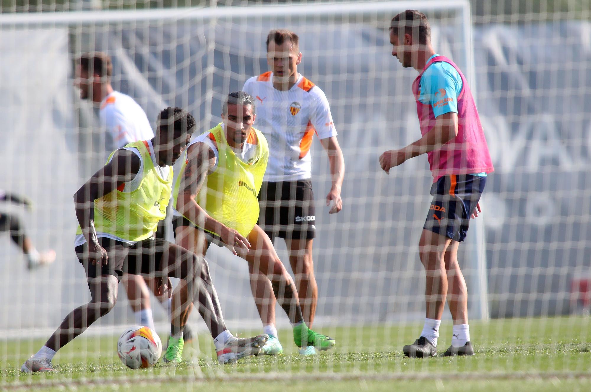Las imágenes del entrenamiento del Valencia CF en Oliva