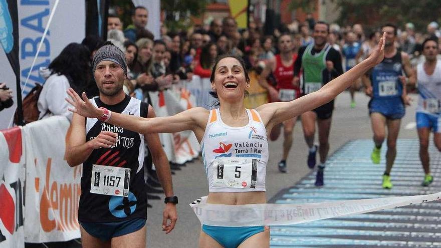 Solange Pereira celebra el triunfo en una carrera disputada en Ourense. // Iñaki Osorio