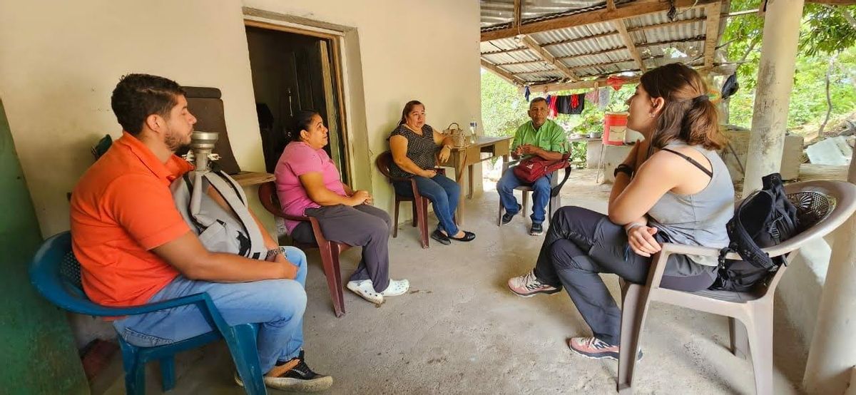 Lara Blanco participó en charlas sobre temas diversos con personas de Honduras y Guatemala.