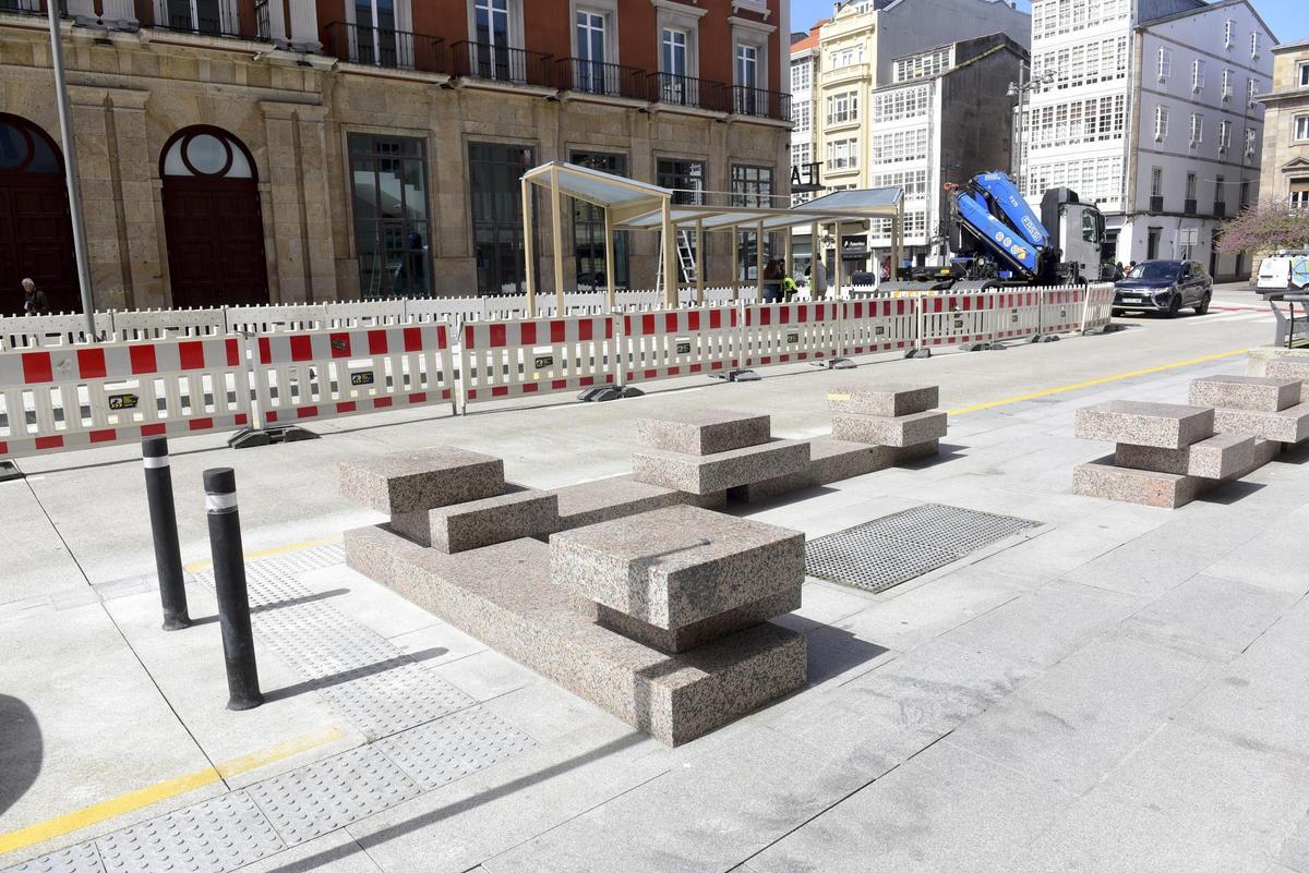 Frente a las marquesinas destaca esta estructura con el zócalo de la sede de Correos que servirá para sentarse. Todavía faltan por colocar unas maderas, pero la parte alta también sirve como asiento.