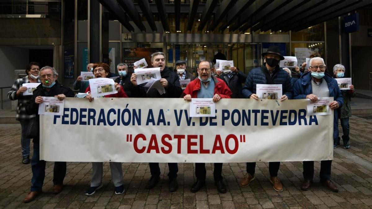 Concentración de representantes vecinales ante un banco de Pontevedra.