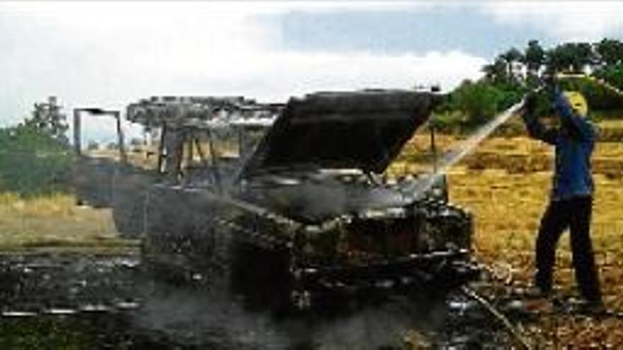 Crema un cotxeal costat dels Bombers de Pinós