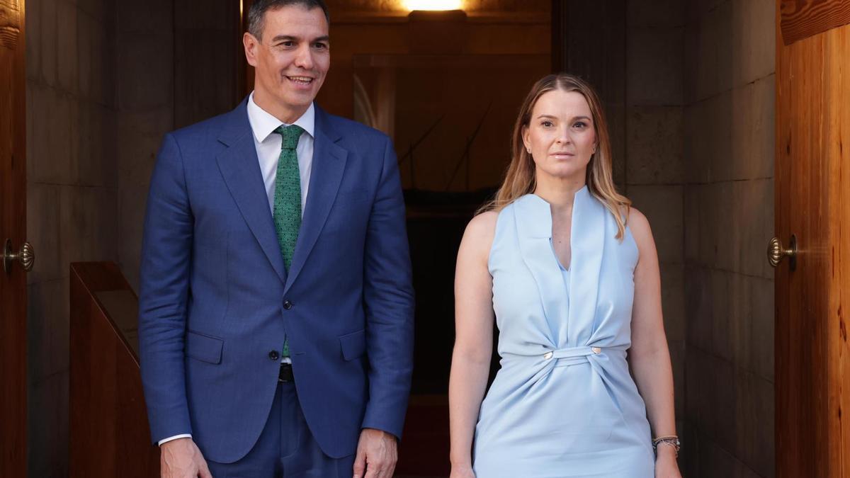 El presidente del Gobierno, Pedro Sánchez, junto a la presidenta del Govern, Marga Prohens